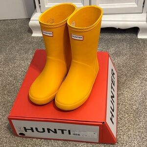 Hunter Vibrant Yellow Classic Rain Boots Big Kid Size 3 US Only worn once! Boxed